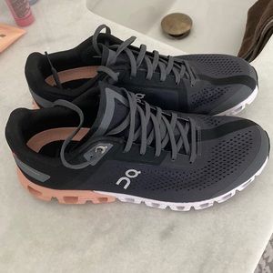 On Cloud cloud flow Rock/Rose color. size 8.5 Worn once, great running shoe.